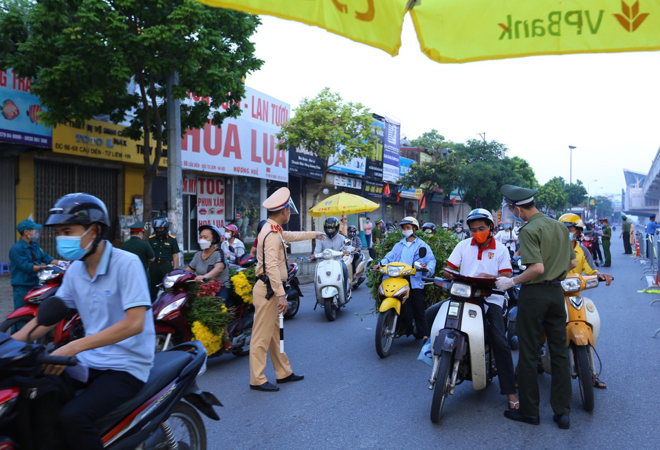 Do phân luồng từ xa, nên người dân lưu thông qua chốt Cầu Diễn nhanh, thuận lợi. (Ảnh: Hoàng Hiếu/TTXVN)