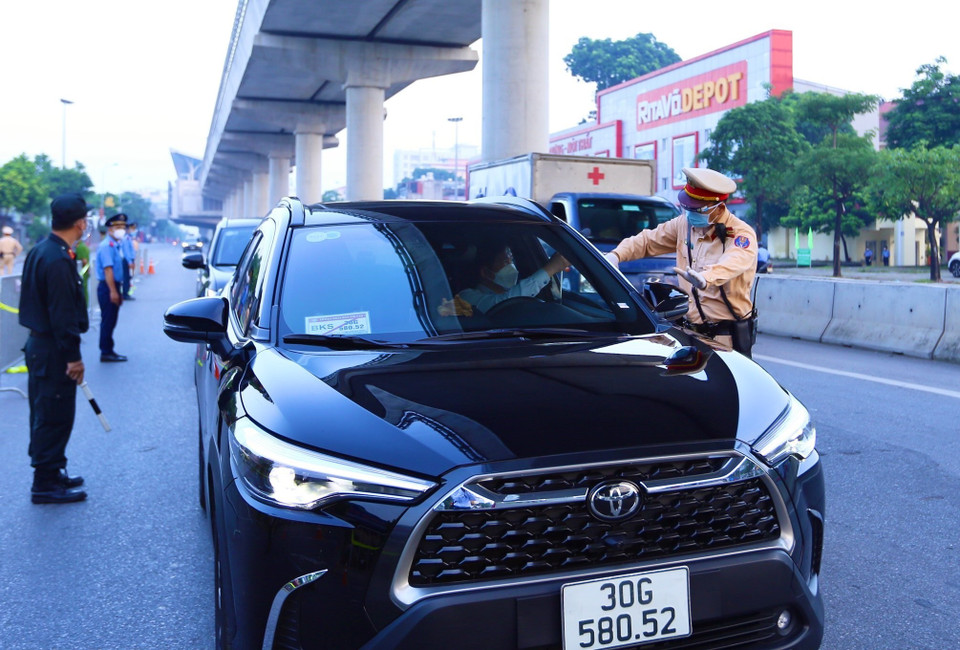 Trong sáng 7/9, người dân di chuyển từ qua chốt Cầu Diễn nhanh, thuận lợi, đảm bảo phòng, chống dịch COVID-19. (Ảnh: Hoàng Hiếu/TTXVN)