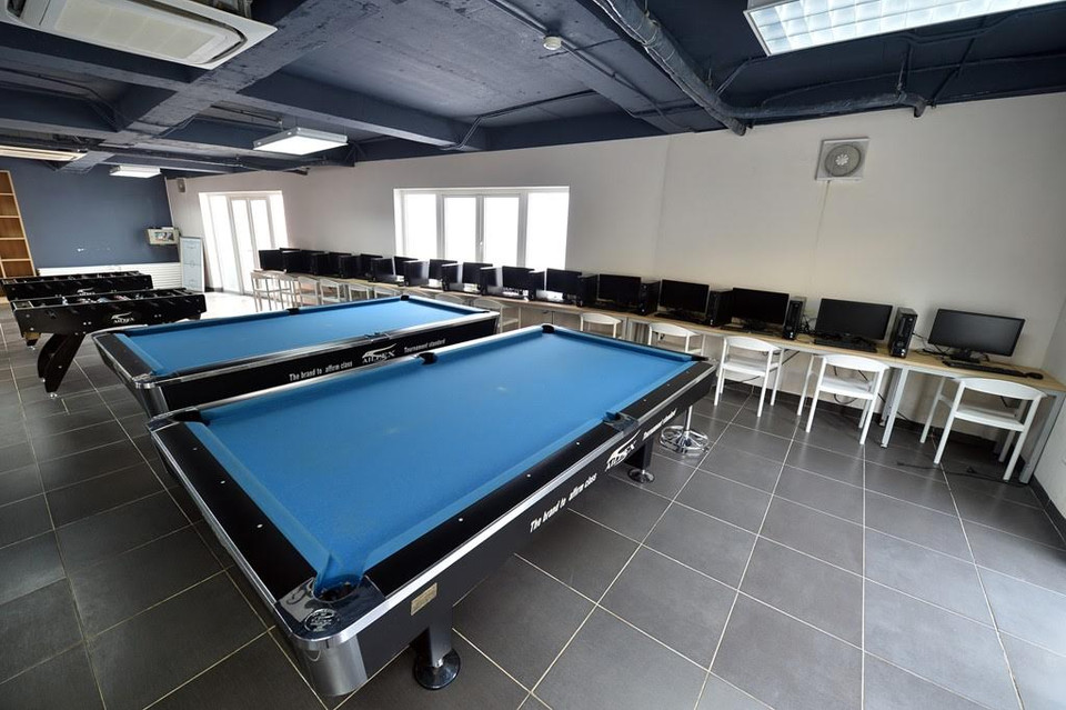 Phòng sinh hoạt chung với hệ thống máy vi tính, các bàn billard phục vụ giải trí