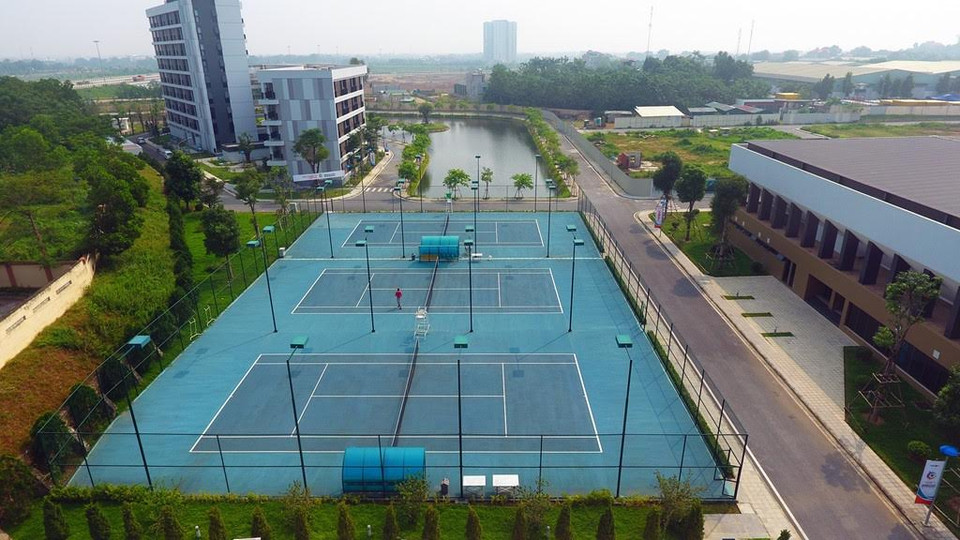 Các hệ thống phục vụ cũng tuân theo đúng chuẩn của một trận đấu chuyên nghiệp. Trọng tài được đào tạo tiếng Anh để điều khiển các trận đấu