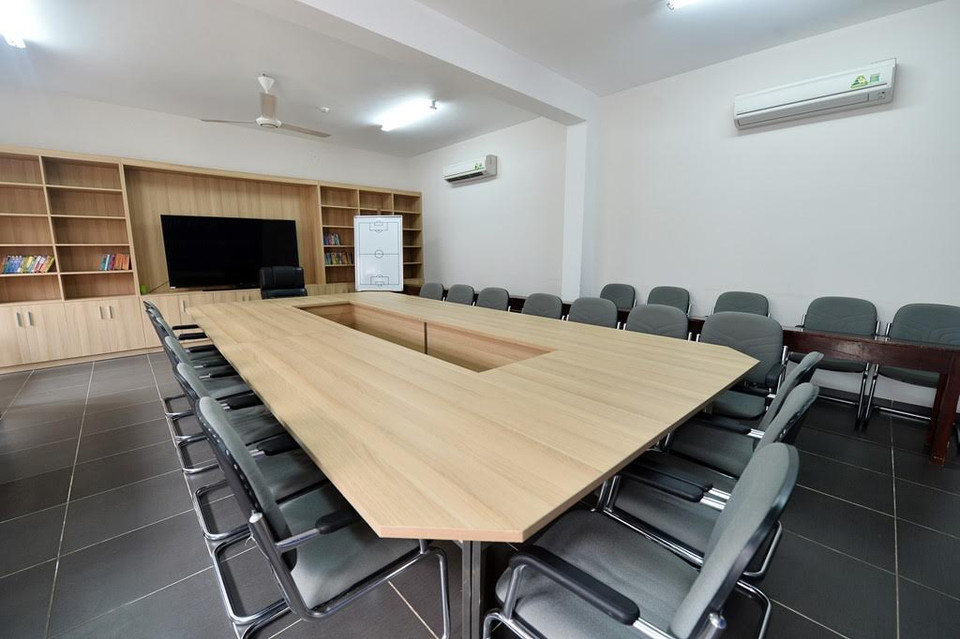 Phòng học chiến thuật với màn hình lớn trình chiếu các pha bóng