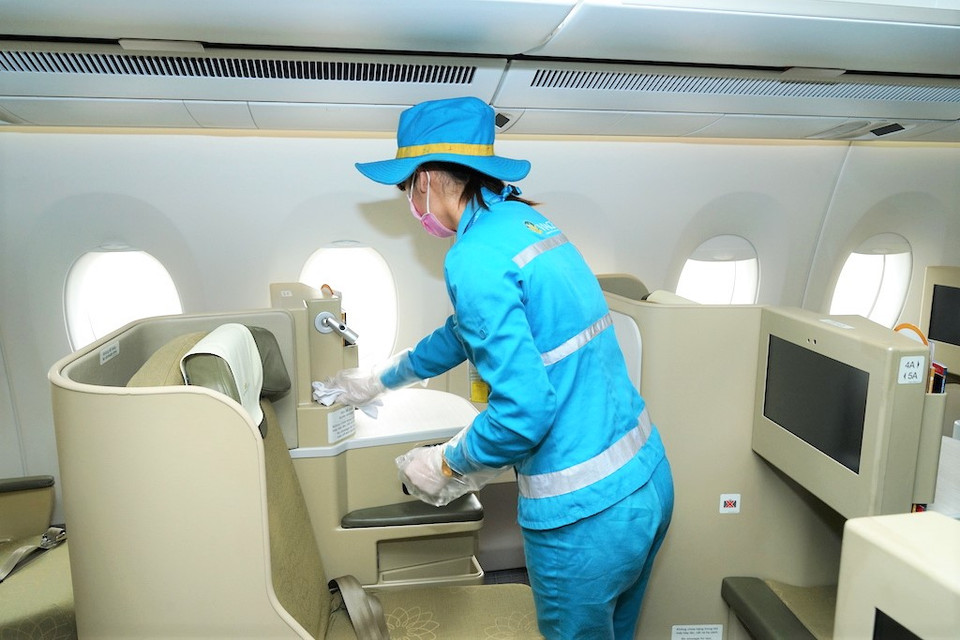 Vệ sinh khử khuẩn tàu bay trước khi khởi hành. (Ảnh: PV/Vietnam+)