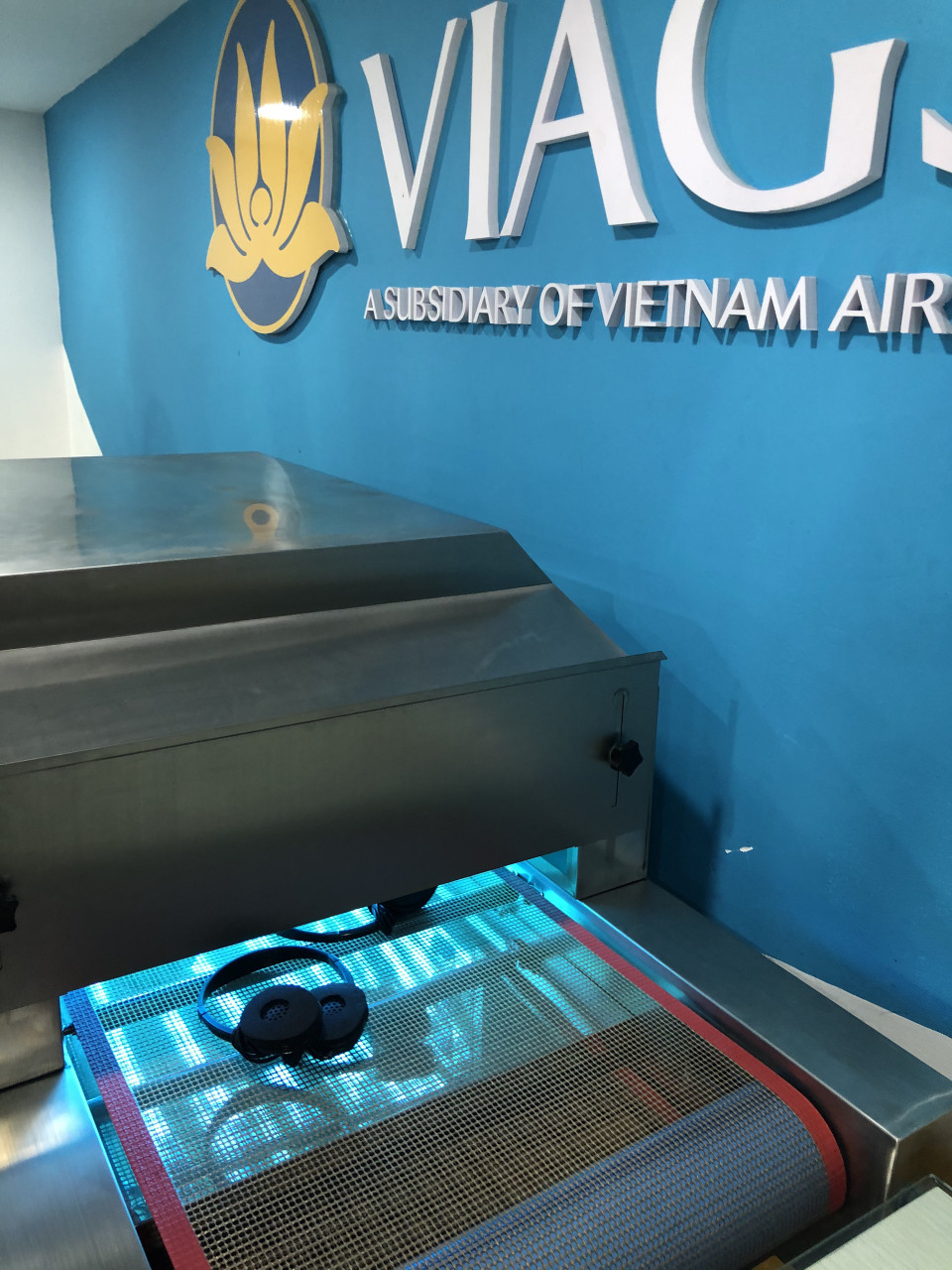 Khử khuẩn tai nghe bằng tia cực tím. (Ảnh: PV/Vietnam+)