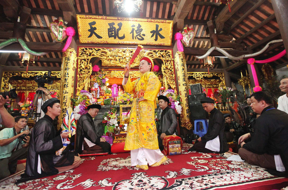 Thêm ba di sản Việt Nam được thế giới vinh danh: Nhóm Chầu Văn của thanh đồng Nguyễn Thị Xuân, đền Vĩnh Phúc, phường Liễu Giai, quận Ba Đình thể hiện các giá diễn xướng Quan Tam Phủ, Quan Lớn Tuần, Chầu bà Đệ Nhị, ông Hoàng Mười tại Liên hoan Văn hóa tín ngưỡng thờ Mẫu-Hà Nội. (Ảnh: Anh Tuấn/TTXVN)