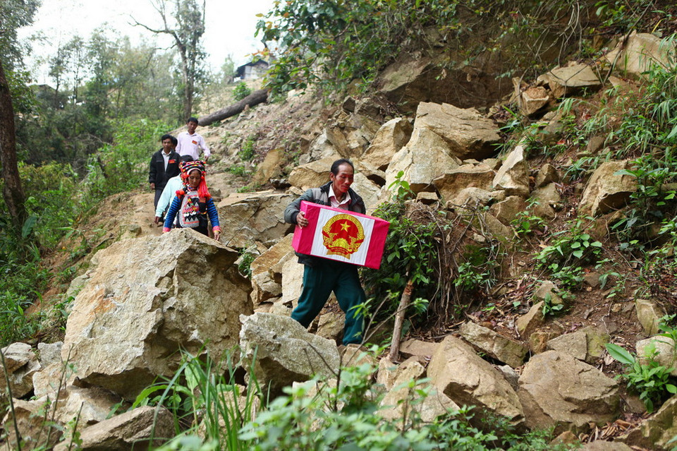 Bầu cử Quốc hội khóa XIV và HĐND các cấp nhiệm kỳ 2016-2021: Vận chuyển thùng phiếu về trung tâm xã sau khi các cử tri tại Tổ bầu cử số 5 tại Bản Là Pê 1, xã Tá Bạ, huyện Mường Tè (Lai Châu). (Ảnh: Quý Trung/TTXVN)