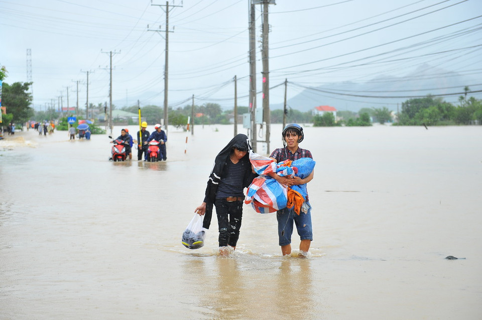Thiên tai gây hậu quả nghiêm trọng: Người dân xã Phước Nam, huyện Thuận Nam (Ninh Thuận) di dời đến nơi an toàn. (Ảnh: Minh Đức/TTXVN)