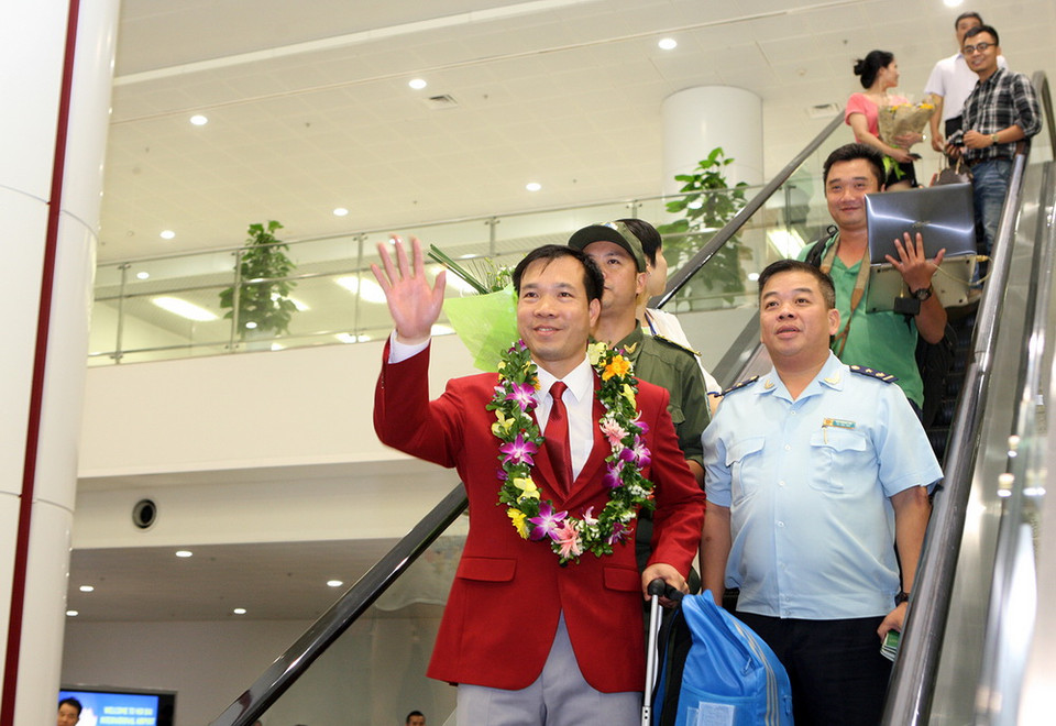 Thể thao Việt Nam lập kỳ tích tại Olympics và Paralympics: Xạ thủ Hoàng Xuân Vinh tại sân bay quốc tế Nội Bài. (Ảnh: Quốc Khánh/TTXVN)