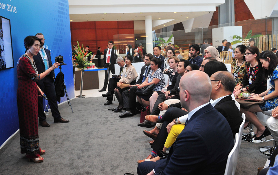 Các đại biểu thảo luận về chủ đề Công nghệ ngày mai: Xe tự hành. (Ảnh: Nguyễn Khang/TTXVN)