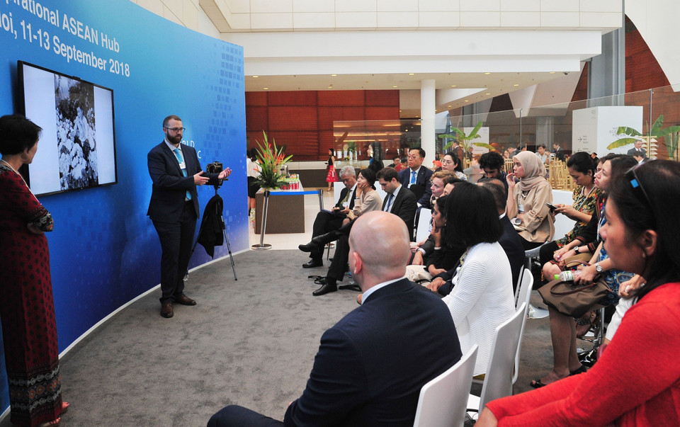 Các đại biểu thảo luận về chủ đề Công nghệ ngày mai: Xe tự hành. (Ảnh: Nguyễn Khang/TTXVN)