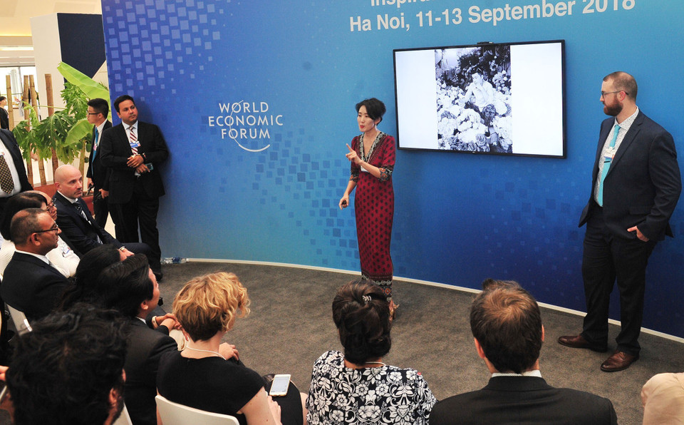 Các đại biểu thảo luận về chủ đề Công nghệ ngày mai: Xe tự hành. (Ảnh: Nguyễn Khang/TTXVN)