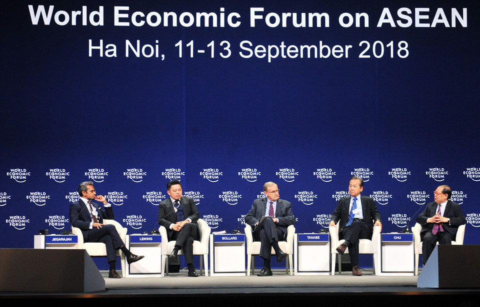 Phiên thảo luận với chủ đề Xung đột thương mại: Vượt qua căng thẳng địa kinh tế. (Ảnh: Nguyễn Khang/TTXVN)