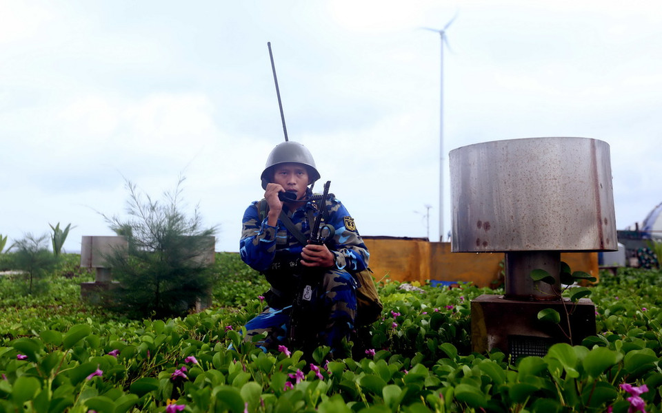Chiến sỹ đảo Phan Vinh A luyện tập các phương án sẵn sàng chiến đấu. (Ảnh: Quang Quyết/TTXVN)
