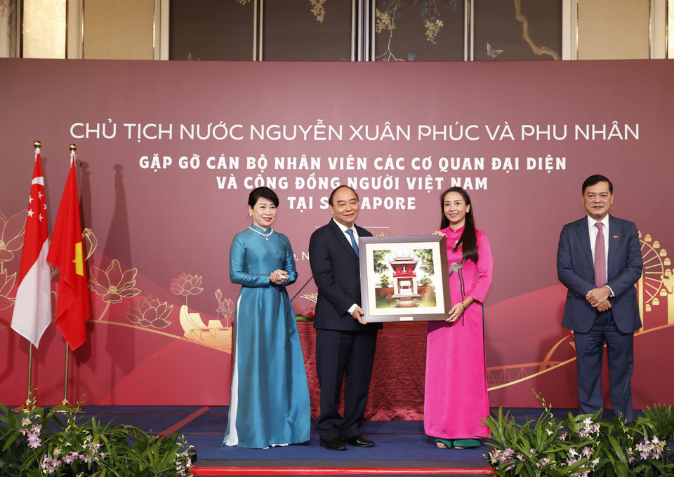 Chủ tịch nước Nguyễn Xuân Phúc tặng quà lưu niệm cho cán bộ, nhân viên Đại sứ quán Việt Nam tại Singapore. (Ảnh: Thống Nhất/TTXVN)