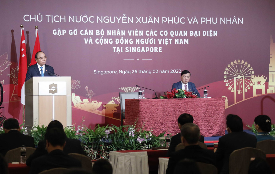 Chủ tịch nước Nguyễn Xuân Phúc nói chuyện thân mật với cán bộ, nhân viên Đại sứ quán và cộng đồng người Việt Nam tại Singapore. (Ảnh: Thống Nhất/TTXVN)