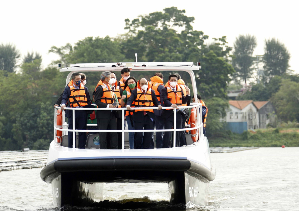 Chủ tịch nước Nguyễn Xuân Phúc và các đại biểu đi tham quan Trại điện Mặt Trời nổi Tengeh. (Ảnh: Thống Nhất/TTXVN)