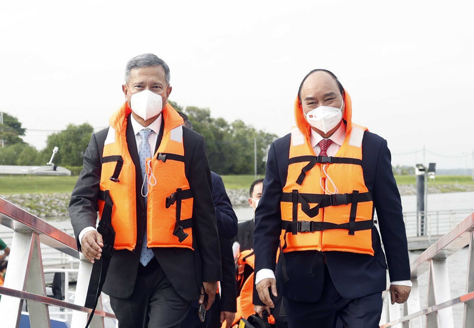 Chủ tịch nước Nguyễn Xuân Phúc tham quan Trại điện Mặt Trời nổi Tengeh - lớn nhất của Singapore. Cùng đi có Bộ trưởng Ngoại giao Singapore Vivian Balakrishnan. (Ảnh: Thống Nhất/TTXVN)