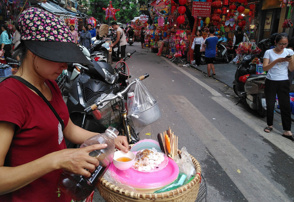 Luôn nằm trong danh sách 10 món ngon nhất định phải thử khi đến Hà Nội, bánh cuốn Thanh Trì với hương vị tự nhiên được lưu truyền bao đời nay đã trở thành một phần không thể thiếu trong cuộc sống của người dân thủ đô. (Ảnh: Phạm Hậu/TTXVN)