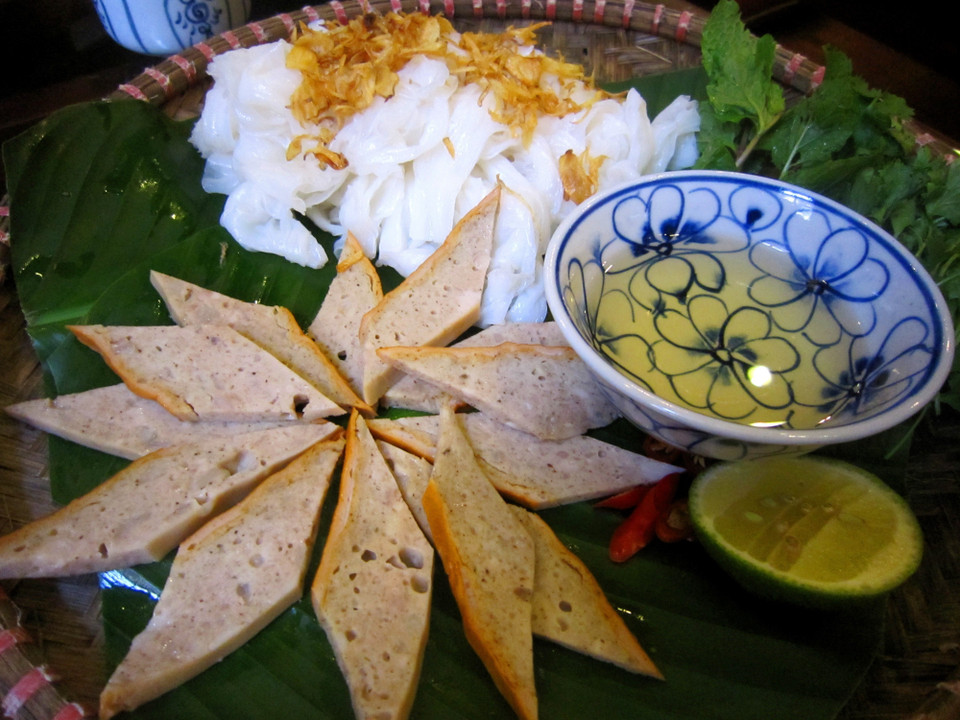 Bánh cuốn Hà Nội được chia thành 2 loại là có nhân và không có nhân. Điển hình là bánh cuốn Thanh Trì là loại không nhân, tráng mỏng, được ăn kèm với chả quế. (Ảnh: Phạm Hậu/TTXVN)