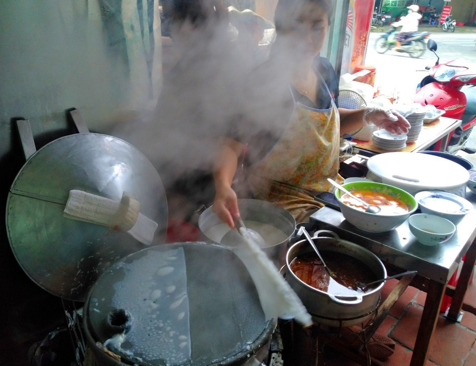 Bánh cuốn thịt trắng mềm được làm chủ yếu từ bột gạo, tráng mỏng trên một miếng vải và hấp chín trong một chiếc nồi hơi nước lớn khoảng vài phút. (Ảnh: Phạm Hậu/TTXVN)