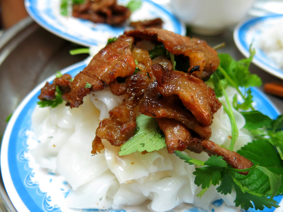 Bánh được làm chủ yếu từ bột gạo, ăn kèm với các loại rau thơm, hành phi cùng nước mắm và chả quế hoặc chả nướng. (Ảnh: Phạm Hậu/TTXVN)