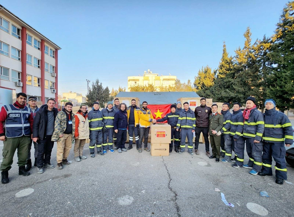 Chiều 12/2 (theo giờ địa phương), tại thành phố Adiyaman, phía đông nam Thổ Nhĩ Kỳ, Đoàn công tác cứu hộ, cứu nạn Bộ Công an Việt Nam đã trao tặng toàn bộ số thiết bị y tế cho phía Thổ Nhĩ Kỷ thông qua cơ quan ứng phó Thảm họa và tình huống khẩn cấp Thổ Nhĩ Kỳ (AFAD). (Ảnh: TTXVN phát)