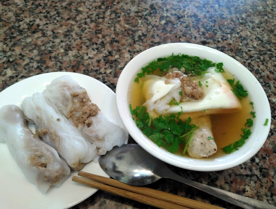 Bánh cuốn có sự khác biệt, đa dạng trong cả cách chế biến và hương vị theo từng vùng miền riêng. Như bánh cuốn Cao Bằng, thay vì nước chấm pha mắm, bánh cuốn ăn với nước xương ninh thơm nên còn gọi là “bánh cuốn canh,” để phân biệt với bánh cuốn ở miền xuôi. (Ảnh: Phạm Hậu/TTXVN)