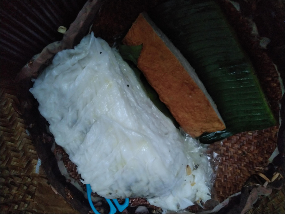 Bánh cuốn Hà Nội được chia thành 2 loại là có nhân và không có nhân. Điển hình là bánh cuốn Thanh Trì là loại không nhân, tráng mỏng, được ăn kèm với chả quế. (Ảnh: Phạm Hậu/TTXVN)