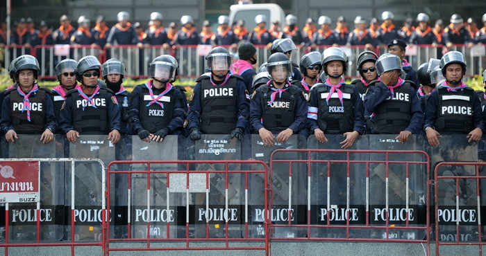 Cảnh sát chống bạo động Thái Lan gác bên ngoài Tòa án Hiến pháp ở Bangkok. (Nguồn: AFP/ TTXVN)