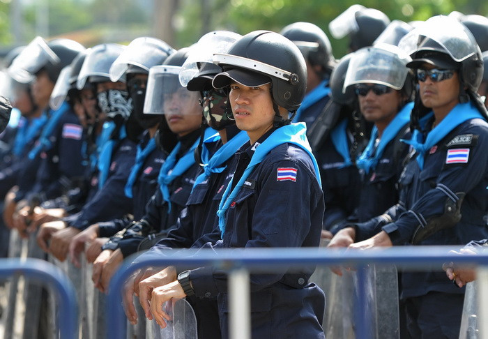 Cảnh sát chống bạo động Thái Lan gác bên ngoài Tòa án Hiến pháp ở Bangkok. (Nguồn: AFP/ TTXVN)