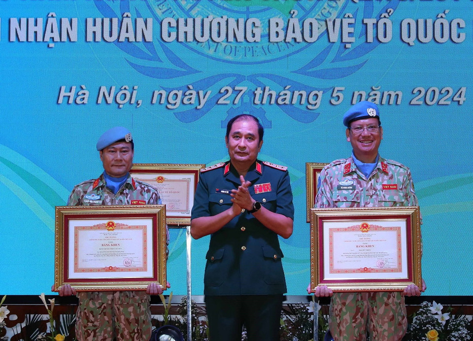 Thượng tướng Phùng Sĩ Tấn, Phó Tổng Tham mưu trưởng Quân đội Nhân dân Việt Nam trao Bằng khen của Thủ tướng Chính phủ cho các tập thể và ca nhân. (Ảnh: Trọng Đức/TTXVN)