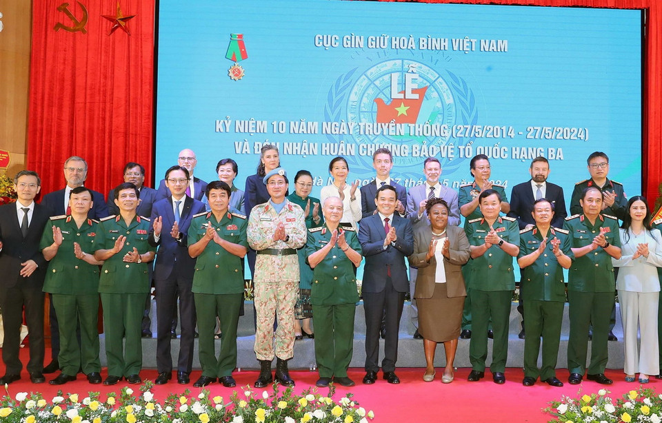 Phó Thủ tướng Trần Lưu Quang và các đại biểu, đại diện các tổ chức quốc tế, đại sứ quán các nước, tùy viên quân sự tham dự lễ kỷ niệm. (Ảnh: Trọng Đức/TTXVN)