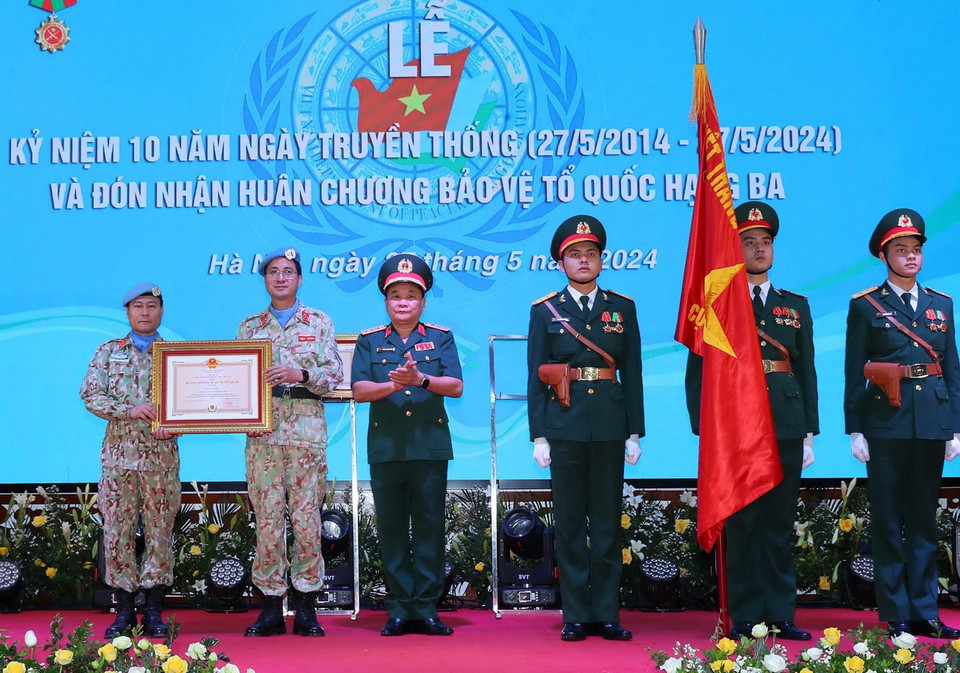 Thượng tướng Hoàng Xuân Chiến, Thứ trưởng Bộ Quốc phòng trao Huân chương Bảo vệ Tổ quốc hạng Ba cho Đội Công binh số 1. (Ảnh: Trọng Đức/TTXVN)