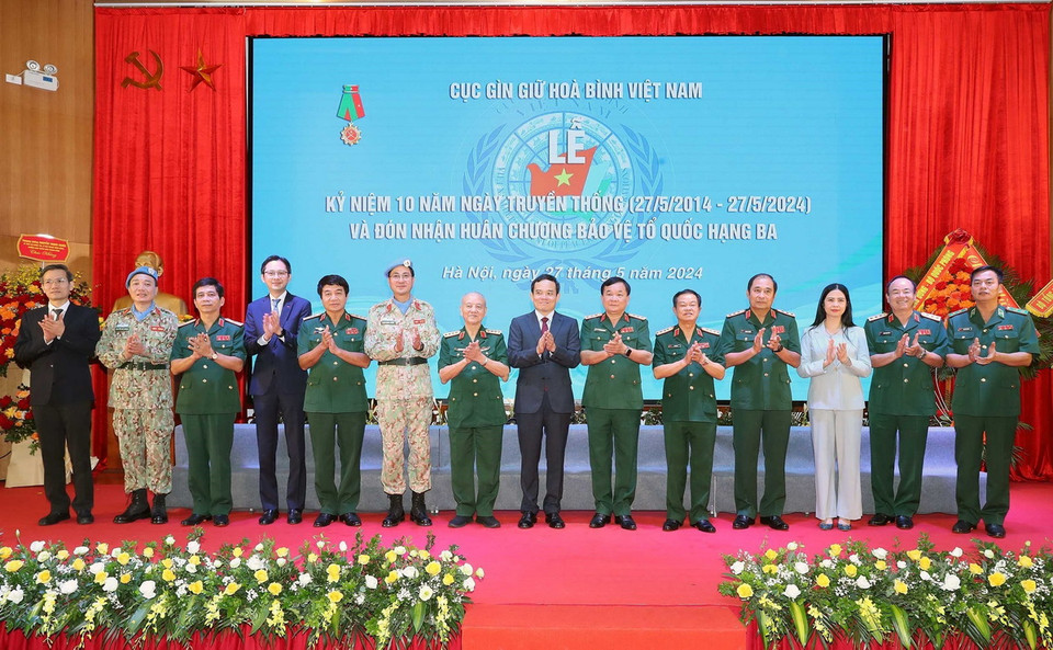 Phó Thủ tướng Trần Lưu Quang và các đại biểu dự lễ kỷ niệm.(Ảnh: Trọng Đức/TTXVN)