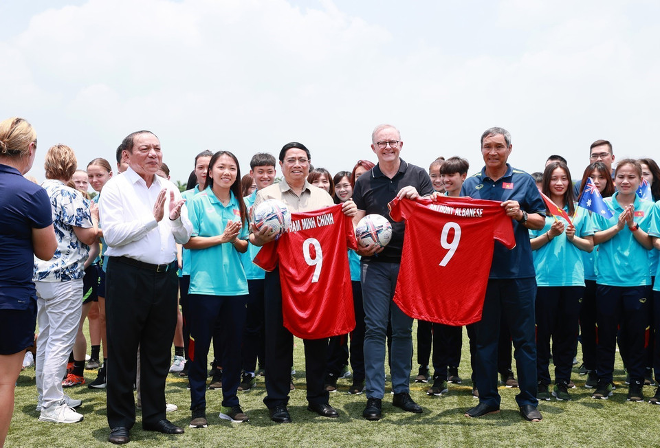 Đại diện đội tuyển bóng đá nữ Việt Nam tặng chiếc áo thi đấu của đội tuyển Việt Nam cho Thủ tướng Phạm Minh Chính và Thủ tướng Australia Anthony Albanese. (Ảnh: Dương Giang/TTXVN)