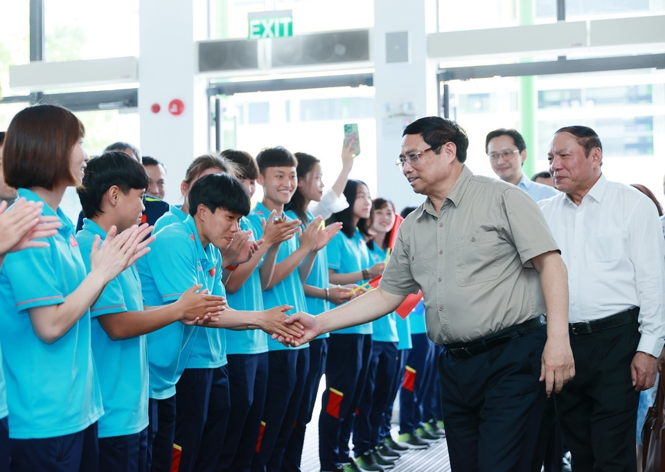 Thủ tướng Phạm Minh Chính với các cầu thủ đội bóng đá nữ Việt Nam. (Ảnh: Dương Giang/TTXVN)