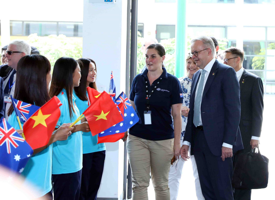 Thủ tướng Australia Anthony Albanese với các cầu thủ nữ đội tuyển Việt Nam. (Ảnh: Dương Giang/TTXVN)