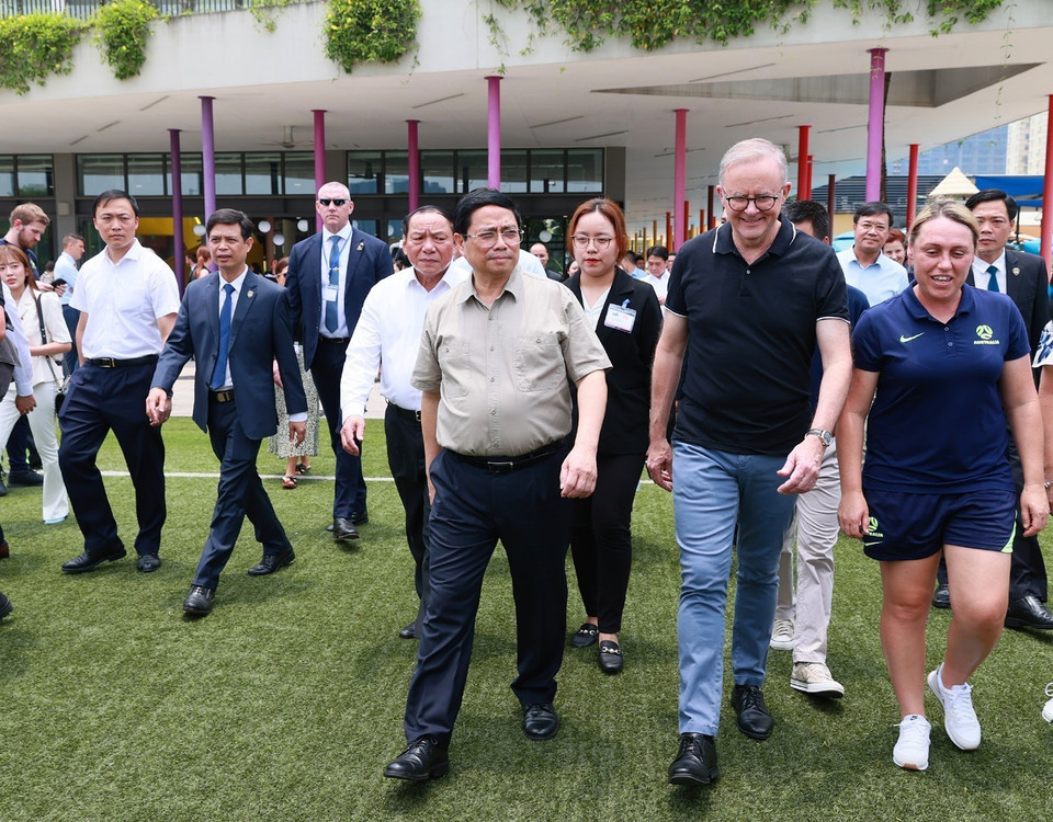 Thủ tướng Phạm Minh Chính và Thủ tướng Australia Anthony Albanese đến thăm, giao lưu với ban huấn luyện và các cầu thủ đội bóng đá nữ hai nước Việt Nam và Australia. Ảnh: TTXVN