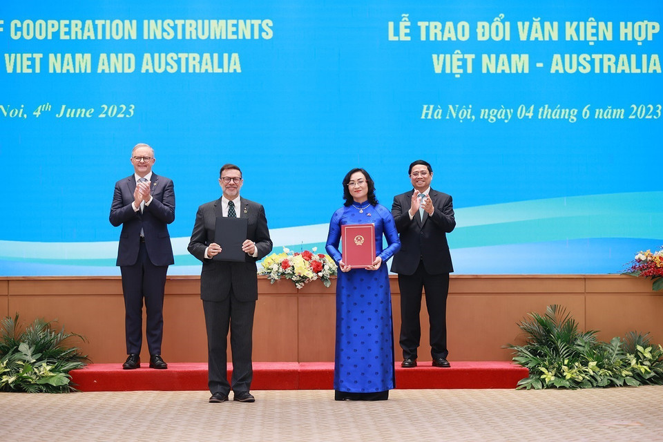 Thủ tướng Phạm Minh Chính và Thủ tướng Australia Anthony Albanese chứng kiến lễ trao Bản ghi nhớ hợp tác giữa Bộ Công Thương Việt Nam với Bộ Ngoại giao và Thương mại Australia về thành lập Đối thoại cấp Bộ trưởng về Thương mại Việt Nam-Australia. (Ảnh: Dương Giang/TTXVN)