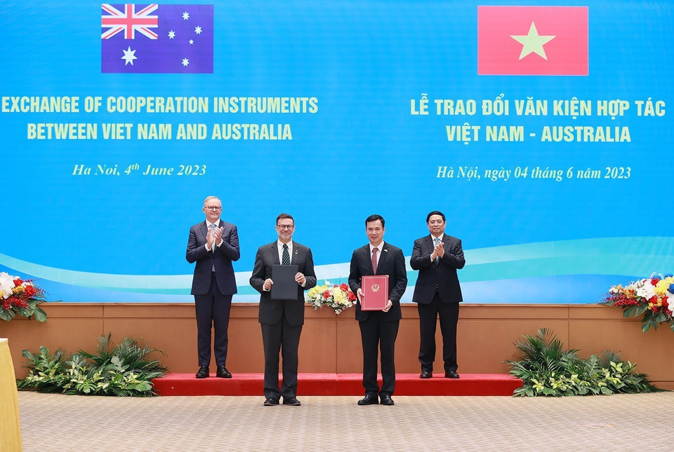 Thủ tướng Phạm Minh Chính và Thủ tướng Australia Anthony Albanese chứng kiến lễ trao Bản ghi nhớ giữa Bộ Ngoại giao và Thương mại Australia được đại diện bởi Đại sứ quán Australia tại Hà Nội với Bộ Khoa học và Công nghệ Việt Nam về hợp tác khoa học, công nghệ và đổi mới sáng tạo. (Ảnh: Dương Giang/TTXVN)