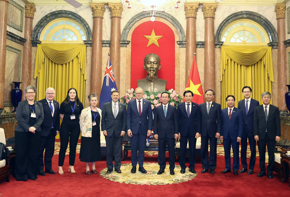 Chủ tịch nước Võ Văn Thưởng, Thủ tướng Australia Anthony Albanese và các đại biểu chụp ảnh chung. (Ảnh: Thống Nhất/TTXVN)