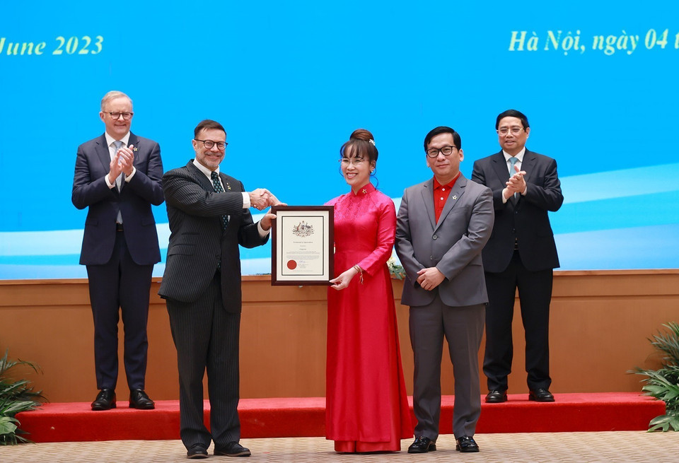 Thủ tướng Phạm Minh Chính và Thủ tướng Australia Anthony Albanese chứng kiến lễ trao Chứng nhận khai trương đường bay thẳng TP Hồ Chí Minh-Brisbane của Vietjet Air. (Ảnh: Dương Giang/TTXVN)