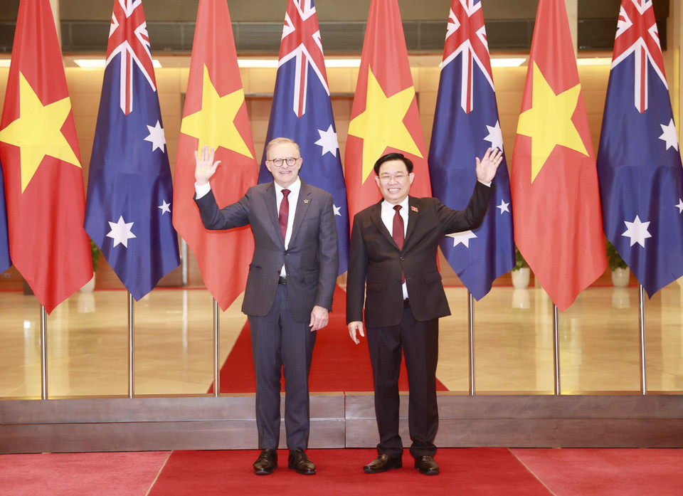 Chủ tịch Quốc hội Vương Đình Huệ và Thủ tướng Australia Anthony Albanese chụp ảnh chung. (Ảnh: Doãn Tấn/TTXVN)