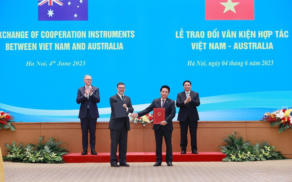 Thủ tướng Phạm Minh Chính và Thủ tướng Australia Anthony Albanese chứng kiến lễ trao Bản ghi nhớ giữa Ngân hàng Nhà nước Việt Nam trực thuộc Chính phủ Việt Nam (NHNN) và Trung tâm Phân tích và Báo cáo giao dịch Australia (AUSTRAC) về hợp tác trao đổi thông tin tình báo tài chính liên quan đến rửa tiền và tài trợ khủng bố. (Ảnh: Dương Giang/TTXVN)