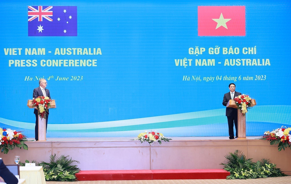 Thủ tướng Phạm Minh Chính và Thủ tướng Australia Anthony Albanese gặp gỡ báo chí hai nước Việt Nam-Australia. (Ảnh: Dương Giang/TTXVN)