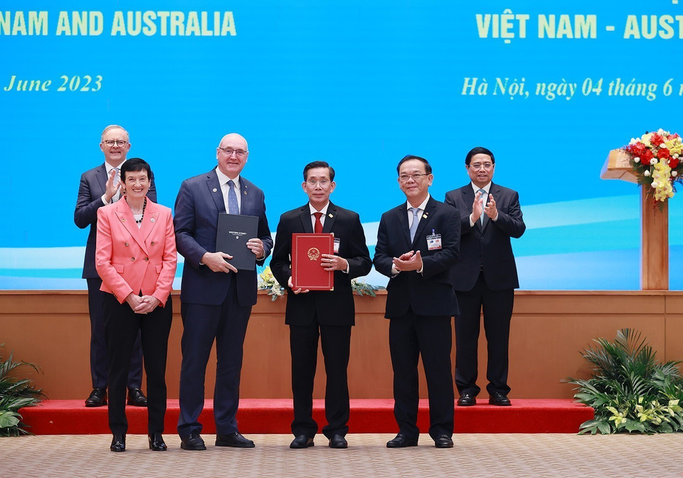 Thủ tướng Phạm Minh Chính và Thủ tướng Australia Anthony Albanese chứng kiến lễ trao Bản ghi nhớ giữa Đại học Tây Sydney (UWS) và Đại học Kinh tế TP. Hồ Chí Minh (UEH) về cấp 70 học bổng cho sinh viên Việt Nam và khu vực để học tại cơ sở của UWS tại Việt Nam. (Ảnh: Dương Giang/TTXVN)