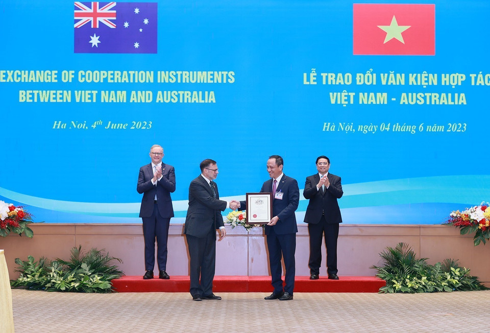 Thủ tướng Phạm Minh Chính và Thủ tướng Australia Anthony Albanese chứng kiến lễ trao chứng nhận Công bố khai trương đường bay Hà Nội-Melbourne-Hà Nội của Vietnam Airlines. (Ảnh: Dương Giang/TTXVN)