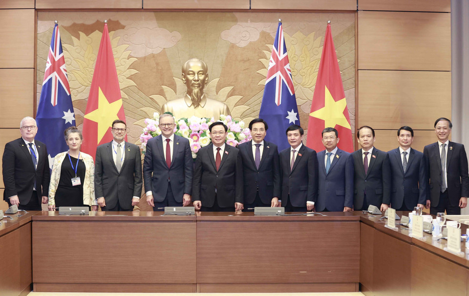 Chủ tịch Quốc hội Vương Đình Huệ, Thủ tướng Australia Anthony Albanese và đại biểu chụp ảnh lưu niệm. (Ảnh: Doãn Tấn/TTXVN)