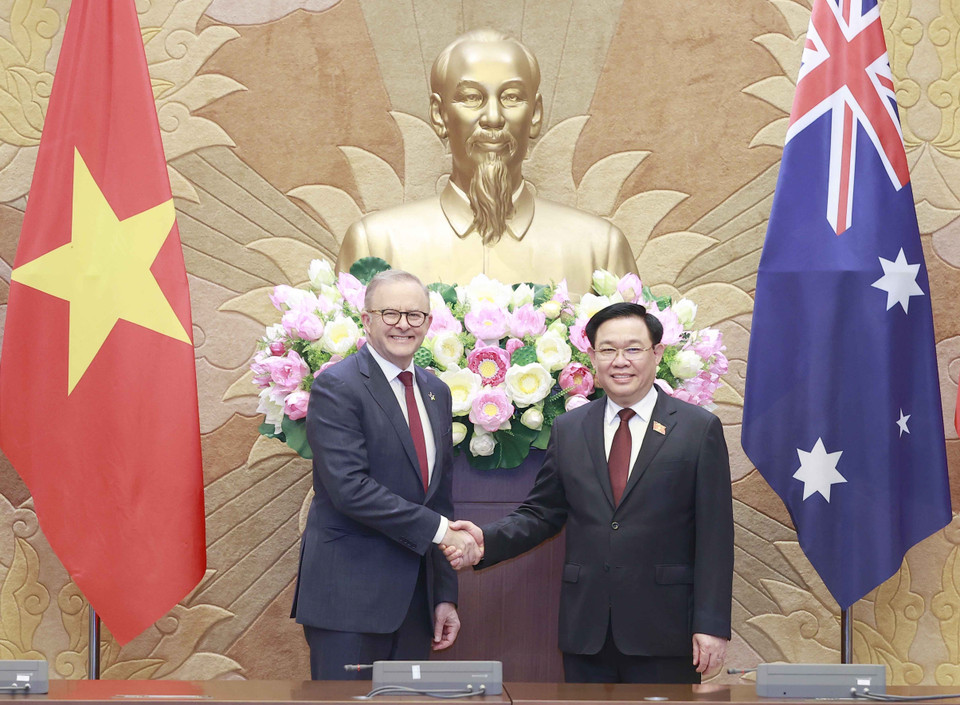 Chủ tịch Quốc hội Vương Đình Huệ và Thủ tướng Australia Anthony Albanese chụp ảnh chung. (Ảnh: Doãn Tấn/TTXVN)