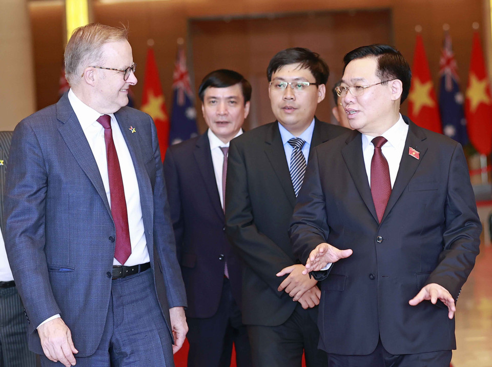 Chủ tịch Quốc hội Vương Đình Huệ trao đổi với Thủ tướng Australia Anthony Albanese. (Ảnh: Doãn Tấn/TTXVN)