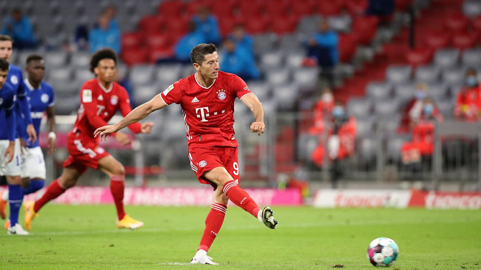 Trên chấm 11m, tiền đạo người Ba Lan không bỏ lỡ cơ hội ghi bàn để khép lại hiệp 1 với tỷ số 3-0 cho Bayern. (Nguồn: FcBayern)